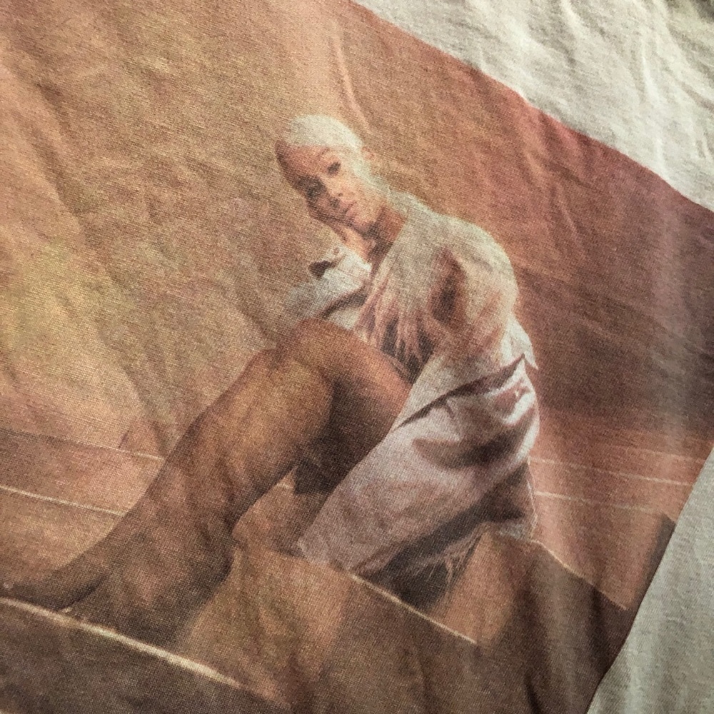 Ariana Grande t shirt